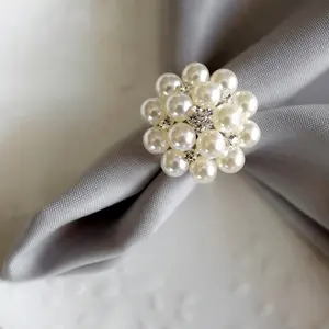 Декоративное кольцо-держатель для салфеток с белым жемчугом цвета слоновой кости