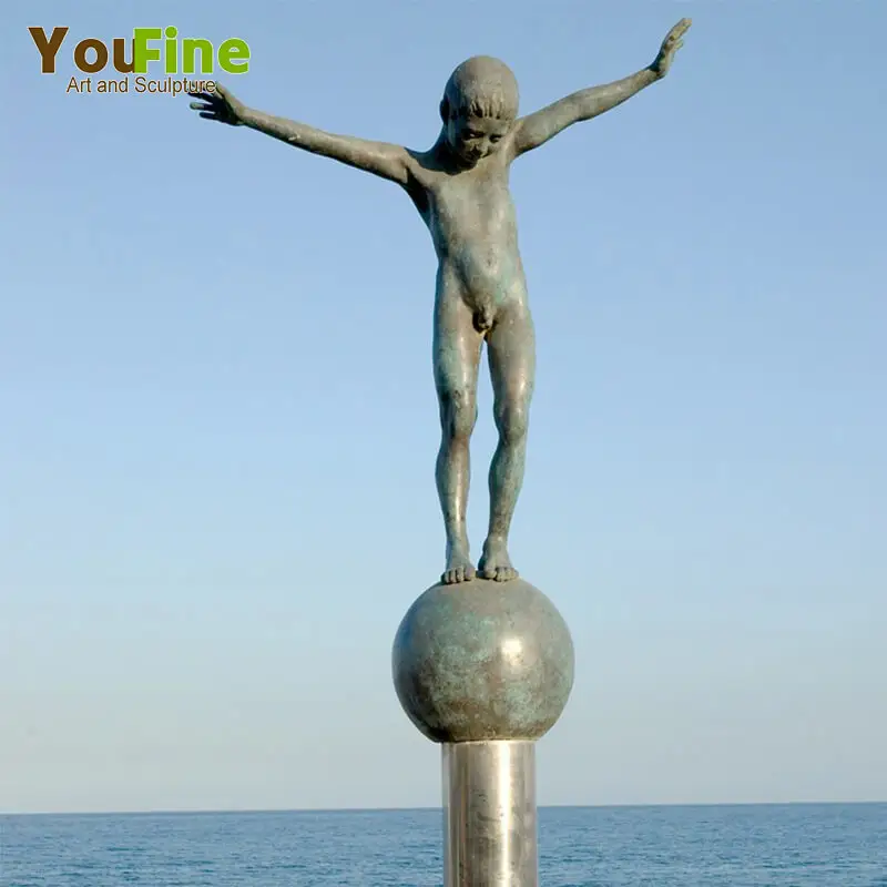 समुंदर के किनारे पर कदम गेंद कांस्य निर्वस्त्र लड़के मूर्तिकला