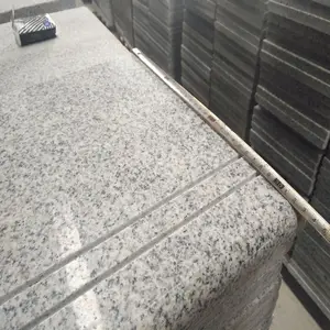 Macheng fábrica al por mayor fabricante original flameado G603 granito azulejos escalera con tiras antideslizantes y pequeño chaflán
