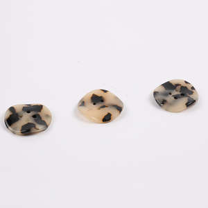 Boutons plats en résine acétate colorée effet écaille de tortue, en plastique irrégulier, avec paillettes, 2/4 trous, pour accessoires vestimentaires - Product Image 2