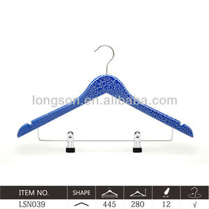 Crujido acabado color combinación perchas de madera - Product Image 1