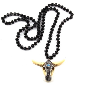 Collar de Moda para Mujer con Colgante de Calavera y Cuerno de Toro, con Cristales Negros de 8mm, Cristal Pavé y Resina - Product Image 3