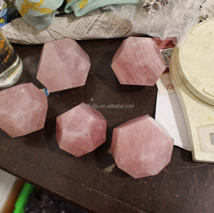 Modèle <span class=keywords><strong>de</strong></span> <span class=keywords><strong>cristal</strong></span> <span class=keywords><strong>de</strong></span> quartz naturel en forme <span class=keywords><strong>de</strong></span> dodécaèdre sculpté à la main pour la décoration intérieure et la fabrication <span class=keywords><strong>de</strong></span> mascottes, technique <span class=keywords><strong>de</strong></span> gravure - Product Image 3