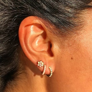 Pendientes <span class=keywords><strong>de</strong></span> Aro Pequeños y Delicados, Plateados, con Ópalo Blanco, Estilo Minimalista - Product Image 2