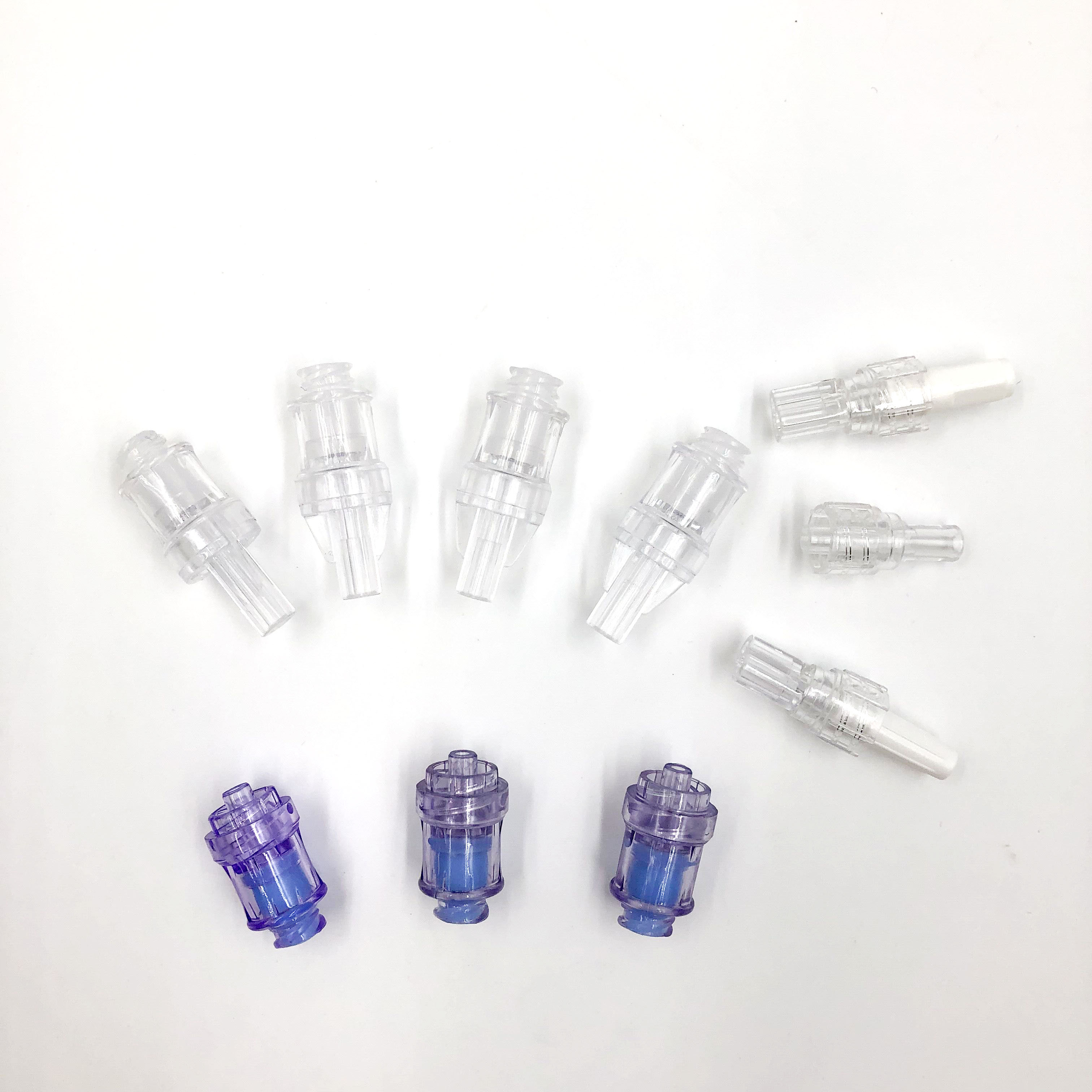 Стерильный медицинский бесшовный соединитель для использования в шприце или инфузионном наборе