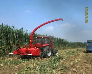 Insilato di mais mietitrebbia utilizzato con trattore agricolo attrezzature