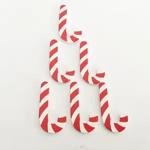 红色和白色圣诞拐杖装饰木材