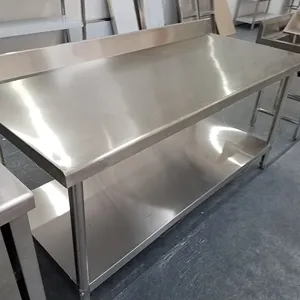 不锈钢商业厨房准备和工作台与 Backsplash