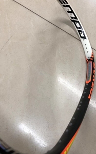 مضرب سكواش مركب من قطعة واحدة للبيع بالجملة، جودة عالية من الجرافيت/ألياف الكربون حسب الطلب، للاستخدام الخارجي، رأس خفيف، باللونين الأحمر والأسود - Product Image 4