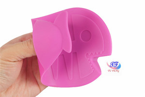 Mini mitaines de <span class=keywords><strong>four</strong></span> en <span class=keywords><strong>silicone</strong></span> pointillé résistant à la chaleur pour la cuisine et la cuisson des gants de pincement - Product Image 4