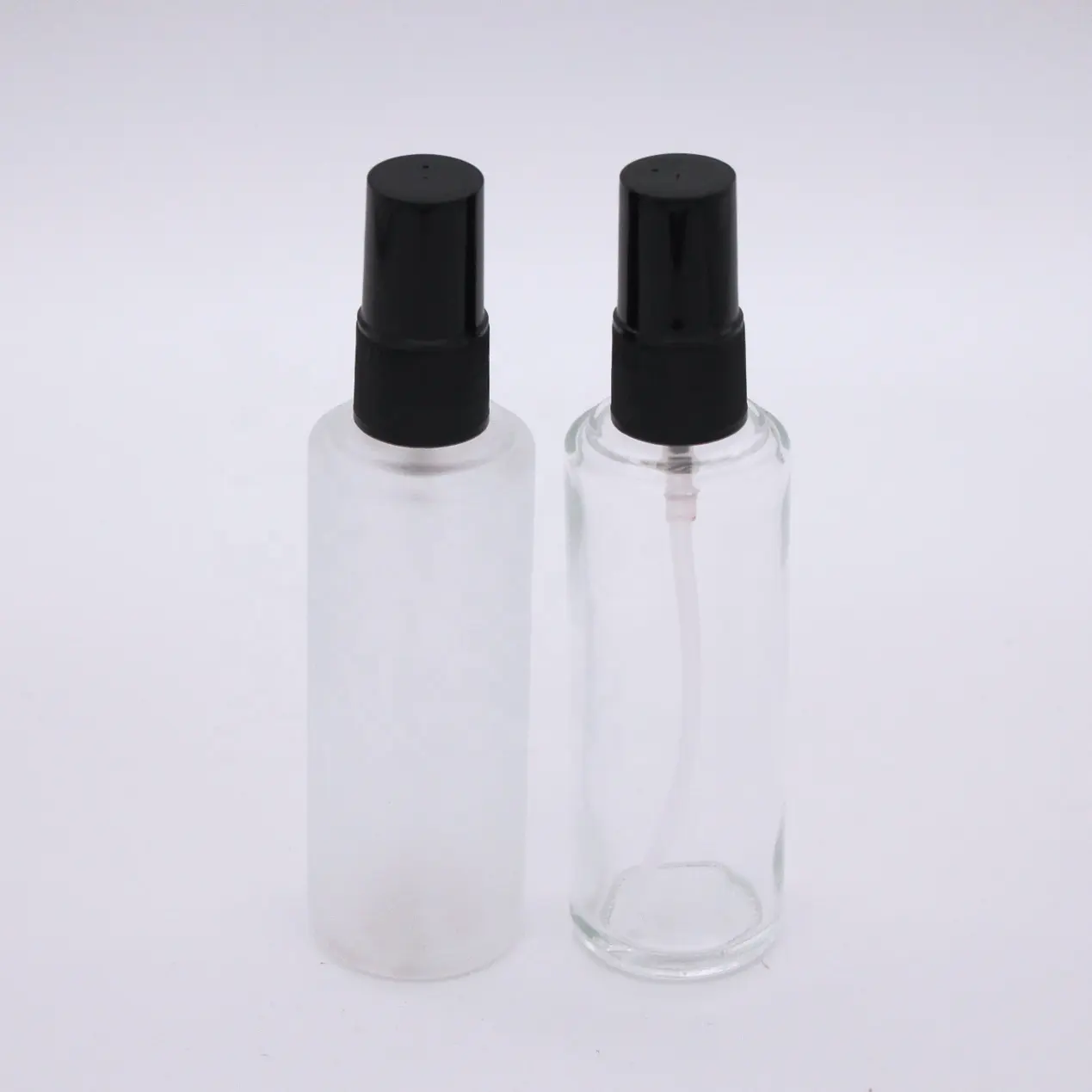 Venta al por mayor de China Custom recargables 20ml 50ml claro y esmerilado de vidrio de botella de perfume en spray botella