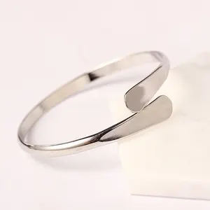 Junjiang ZB0038 Hoge Kwaliteit 22Kgold/Zilver/Zwart Messing Metalen Eenvoudige Vrouwen Bangle Handgemaakte Bangle