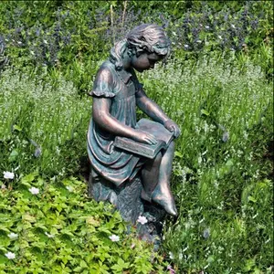 青铜雕像的女孩阅读书雕像花园显示