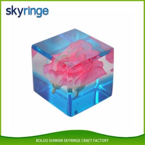 Kişiselleştirilmiş Kare Özel Gerçek Çiçekler Sekizgen Sıvı Dolgulu Kağıt Ağırlığı Şeffaf Reçine Kağıt Ağırlığı - Product Image 2