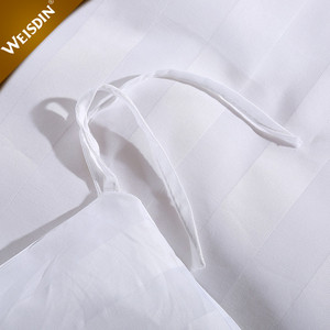 Penutup selimut garis-garis Satin dan sarung bantal Logo layanan dan pesanan jumlah besar mewah putih 100% katun dapat disesuaikan Set tempat tidur Hotel
