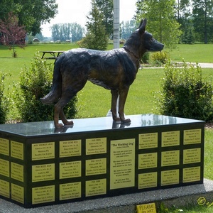 Fornitori della cina statua in bronzo per cani da pastore tedesco in bronzo artigianale da giardino all'aperto