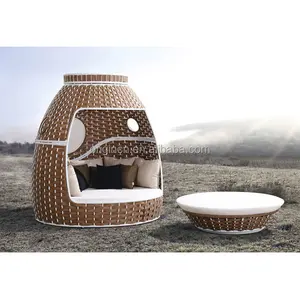 Multifunctionele Exotische Stijl Patio Zon Lounge Meubels Breed Plastic Rotan Geweven Stapelende Outdoor Slaapbank