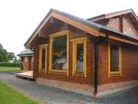 Maison en bois prédécoupée/design de maison, kit de maison pré-assemblée pour un grand salon familial, 3 chambres à coucher, montage facile