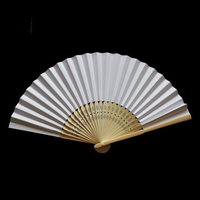 Vente en gros de papier blanc bon marché Éventail pliant en bambou Fête chinoise faite à la main Thème floral Souvenir Art populaire naturel Cadeau d'affaires