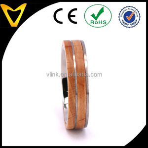 Bague d'anniversaire en titane et bois de 6 mm pour femme, design personnalisé à bords simples, en bois d'érable et titane - Product Image 4