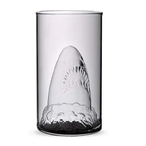 Kacamata minum bir wiski, gelas minum es kopi dengan bentuk hiu hewan di dalam barang kaca