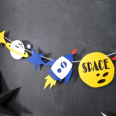 2019 नई फैशन पर्यावरण के अनुकूल रॉकेट ऊन महसूस किया और अंतरिक्ष पुरुषों लड़का रहने वाले कमरे की दीवार सजावट खिलौने