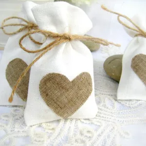 ถุงที่ระลึกงานแต่งงานสีขาวผ้าลินินธรรมดาถุงของที่ระลึกงานแต่งงานกับผ้าลินินธรรมชาติหัวใจถุงของขวัญ