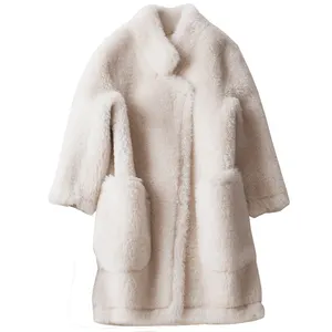 冬季温暖的羊皮羊皮毛皮毛皮皮革大衣为妇女
