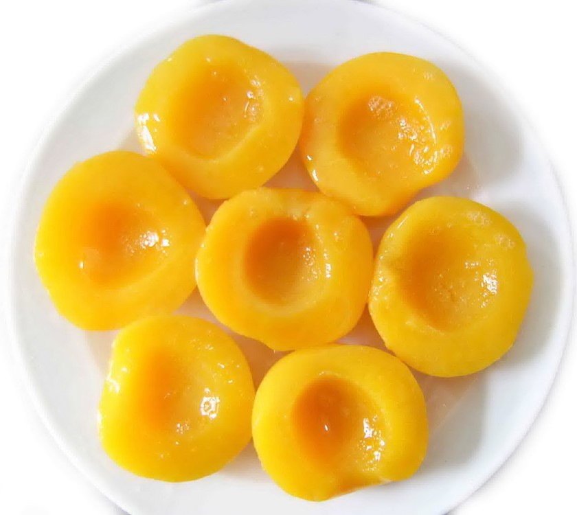 Сладкие и четкие персики консервированные персики в тяжелом сиропе