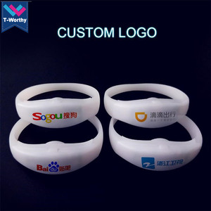 T-xứng đáng với Sản Phẩm Mới Đài Phát Thanh Điều Khiển Led Dây Đeo Cổ Tay Bên Ủng Hộ Đám Cưới Led Dây Đeo Cổ Tay Điều Khiển Bán Buôn - Product Image 6