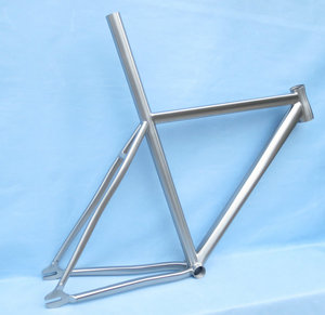 Le cadre de vélo de route RC-560 est doté d'une construction en alliage de titane avec tube de direction conique et d'une compatibilité avec les axes traversants de 142x12. - Product Image 3