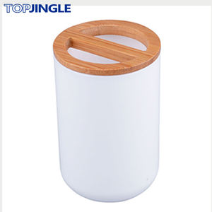 Porte-brosse à dents en bambou avec couvercle cylindrique au design moderne - Product Image 1