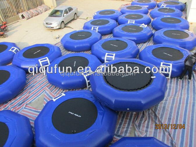 Chinois usine PVC trampoline aqua fun gonflable parc aquatique avec chute libre et l'eau trampoline