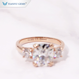 Anillo de Oro Rosa de 14k/18k Personalizado Tianyu, Anillo de Compromiso con Moissanita Corte OMC de 8*9 para Mujer - Product Image 4