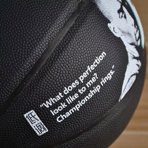 Balón de Baloncesto Negro Personalizado para Juego, de Cuero Compuesto, Disponible para Venta al Por Mayor - Product Image 4