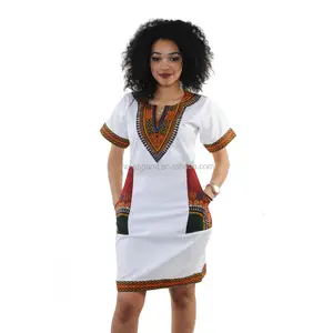 Vestido africano branco curto moderno da camisa, vestido do dashiki para a igreja