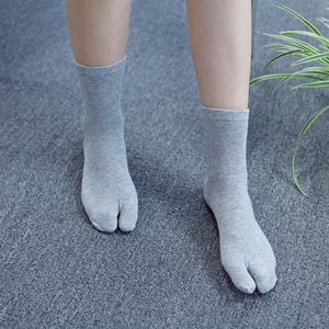Chaussettes Tabi japonaises en coton élastique pour femmes, blanches, grises, noires, en gros - Product Image 3
