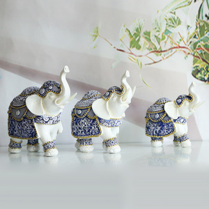 Escultura de elefante de resina para recuerdo de boda familiar - Product Image 1