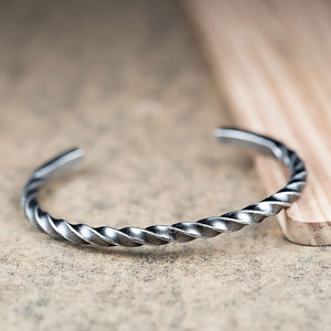 Brazalete clásico de acero inoxidable para hombre - Product Image 5