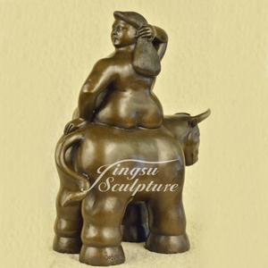Statua in bronzo fuso di donna nuda <span class=keywords><strong>Botero</strong></span> seduta su un toro - Product Image 2