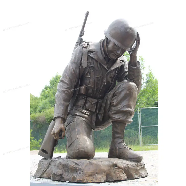 Levensgrote Bronzen Knielende Soldaat Gedenkteken Sculptuur War Memorial Battle Cross