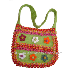 Bolso bandolera unisex hecho a mano con decoración floral colores surtidos hecho a mano en Nepal por Ahana's Craft para uso en la playa - Product Image 1