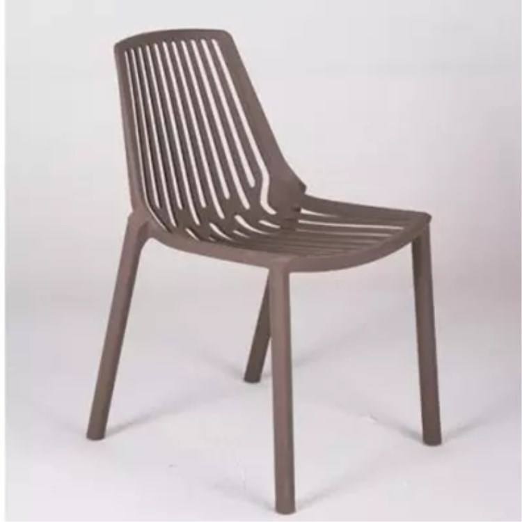 Sedia marrone all'aperto in plastica ristorante