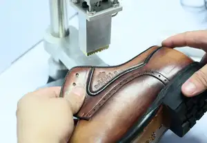 ماكينة ختم العلامة التجارية المهنية لشعار الأحذية والنقش اليدوي للأحذية