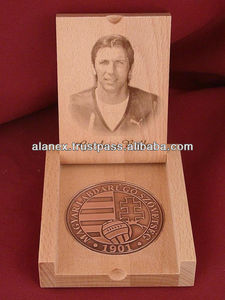 Placa de madera plegable con lámina de metal en relieve - Product Image 2