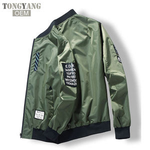 TONGYANG เสื้อบอมเบอร์แจ็คเก็ตนักบินผู้ชาย,เสื้อแจ็คเก็ตนักบินบอมเบอร์แจ็คเก็ตผ้าบางใส่ได้ทั้งสองด้านสีเขียวพร้อมแผ่นปะสำหรับผู้ชาย - Product Image 2