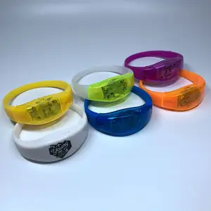 Pabrik OEM kustom Logo warna-warni silikon LED gelang berkedip pengendali jarak jauh gelang LED untuk pesta konser