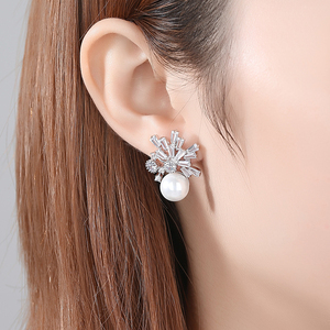 LUOTEEMI Elegante In Oro Bianco Placcato CZ Del <span class=keywords><strong>Fiore</strong></span> Delle Donne Madre Regalo Di Natale Simulato Vite Prigioniera Della Perla <span class=keywords><strong>Orecchini</strong></span> - Product Image 3