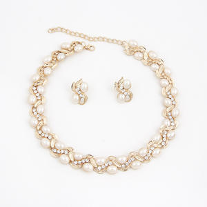 Conjunto <span class=keywords><strong>de</strong></span> joyería <span class=keywords><strong>de</strong></span> <span class=keywords><strong>perlas</strong></span> chapadas en oro para mujer, <span class=keywords><strong>collar</strong></span> y pendientes <span class=keywords><strong>de</strong></span> diamantes <span class=keywords><strong>de</strong></span> imitación, a la moda, para boda - Product Image 1