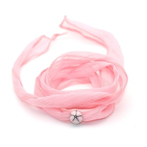 2024 nuovo arrivo 10 colori Sari nastro avvolgente Yoga <span class=keywords><strong>con</strong></span> ciondolo <span class=keywords><strong>fiore</strong></span> <span class=keywords><strong>rosa</strong></span> braccialetto di moda donna - Product Image 3